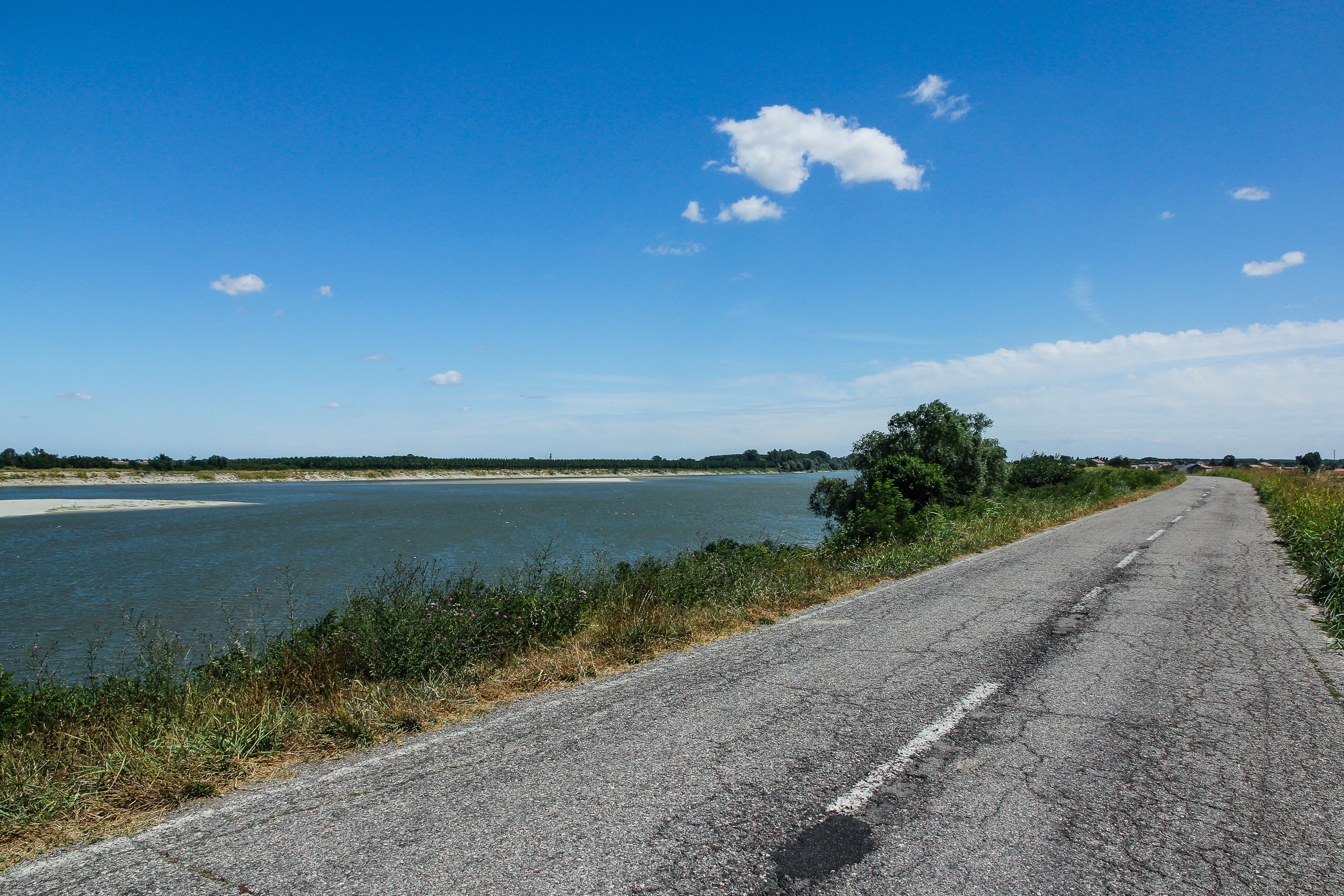 Oben am Damm: rechts die Straße, links der breite Po – und der Wind von vorn